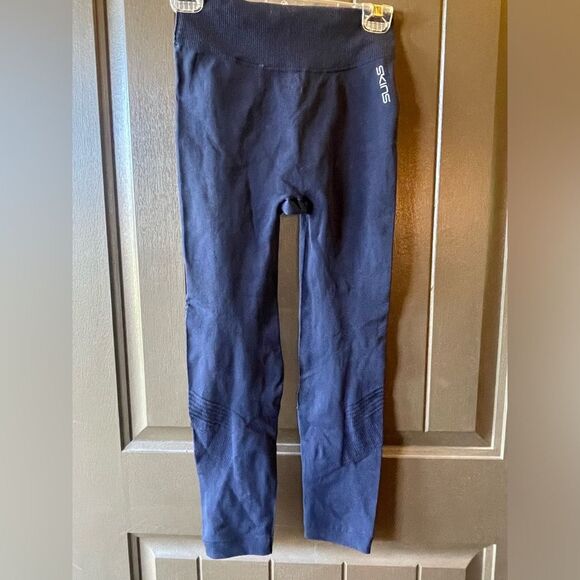 WOMENS SKINS Compression NAVY size Medium Leggings 22 inch length Portugal pants - Picture 1 of 16